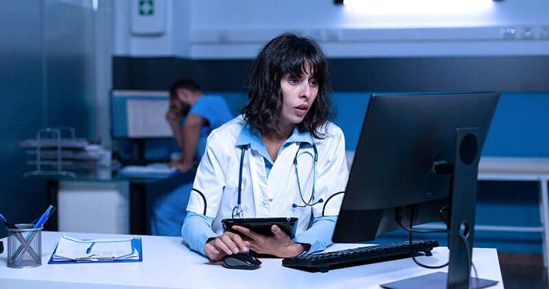 Saiba como otimizar o encaixe de consultas na clínica! 1 encaixe medico medica usando computador