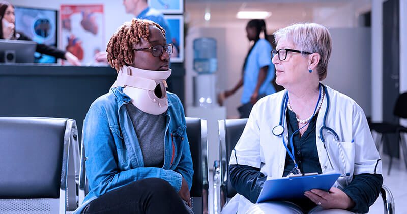 Saiba como otimizar o encaixe de consultas na clínica! 2 encaixe medico paciente e medica sentadas conversando