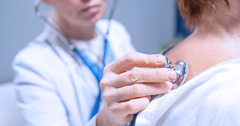 fidelizar pacientes medico examinando paciente