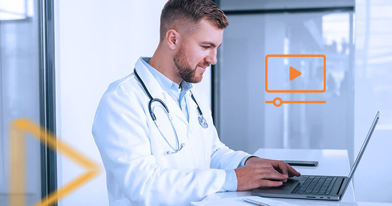 filmes sobre saude medico na mesa olhando computador