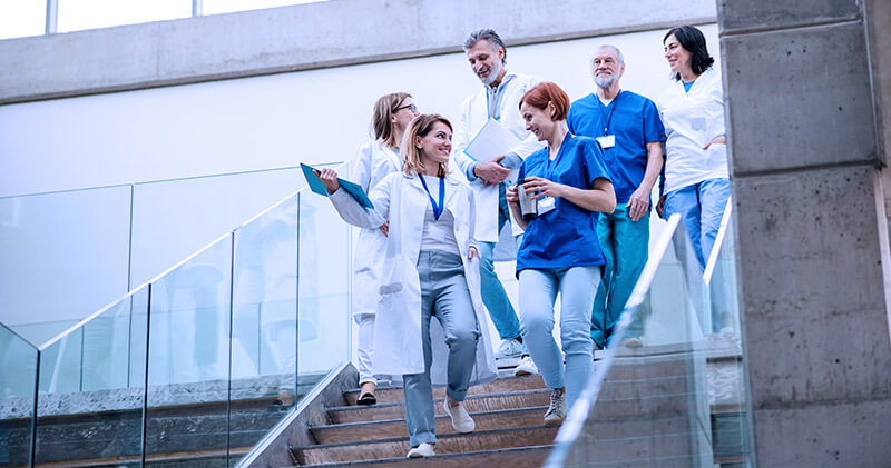 filmes sobre saude medicos descendo escadas