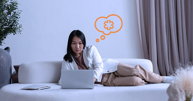 filmes sobre saude mulher no sofa mexendo no computador