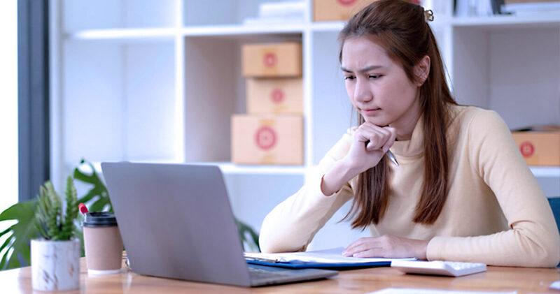 fluxo de caixa mulher analisando dados no computador