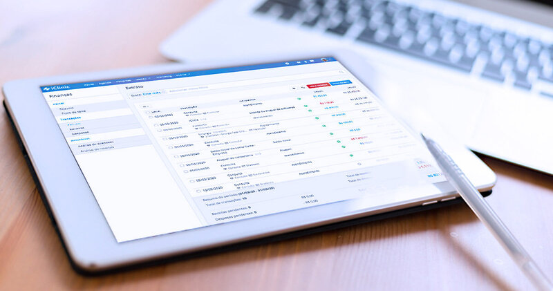 fluxo de caixa tablet na mesa