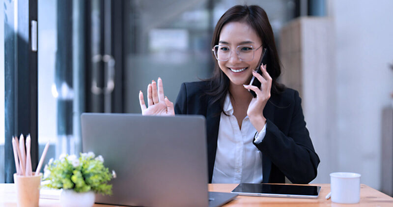 marketing medico menina no telefone