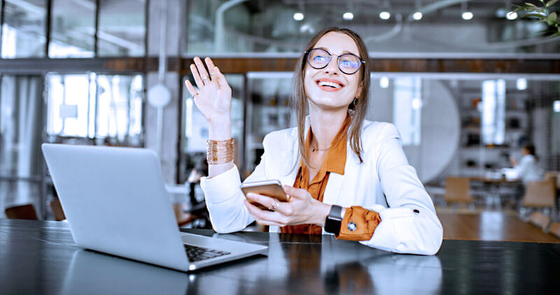 marketing medico mulher com celular