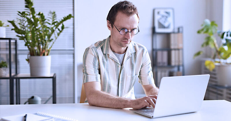 marketing medico paciente com computador