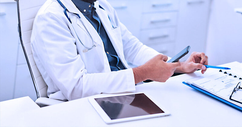 medico usando prontuario eletronico