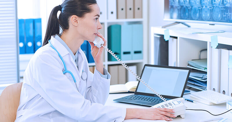 atendimento telefonico medica no computador