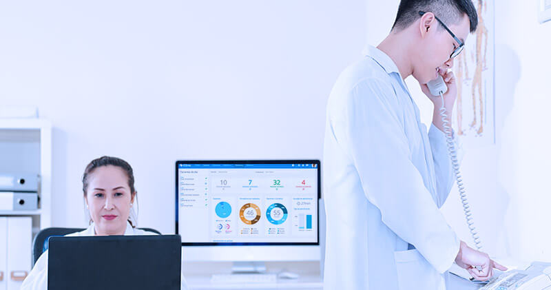 atendimento telefonico profissionais no consultorio atendendo telefone