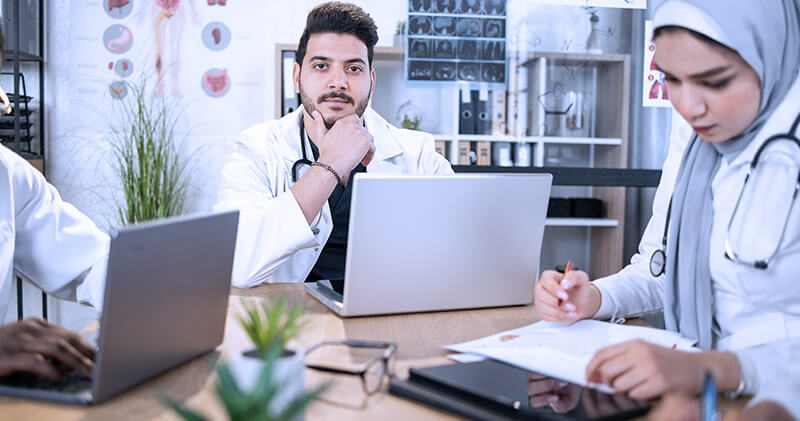 controle de qualidade medicos estudando