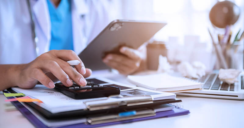equipe multidisciplinar na saude medico fazendo calculo