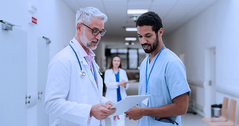 manual de rotinas e procedimentos na clinica medica profissionais conversando