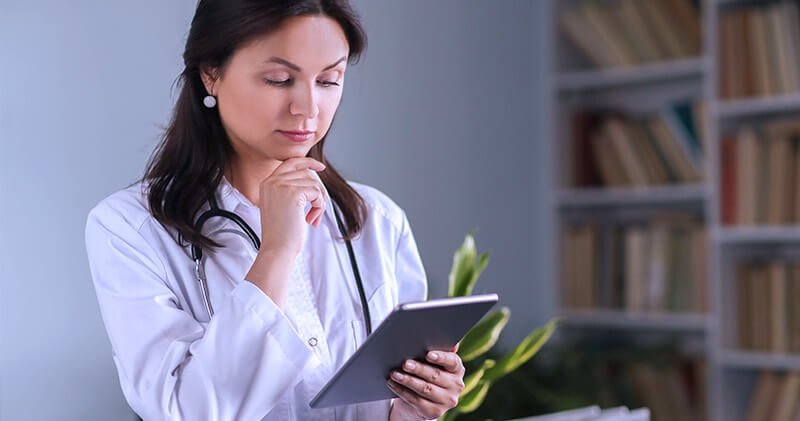 margem de lucro medica olhando graficos no tablet