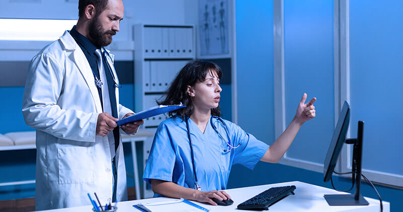 medicina de precisao medicos conversando