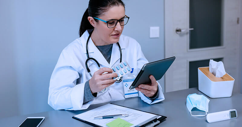 preescrever um medicamento medica analisando remedio