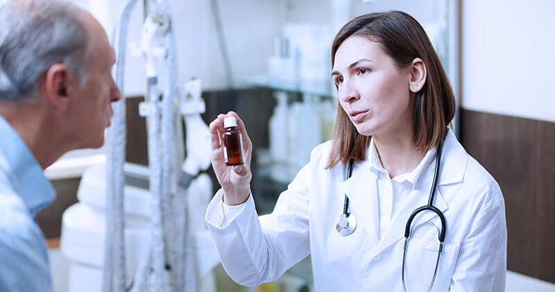 preescrever um medicamento medica receitando remedio
