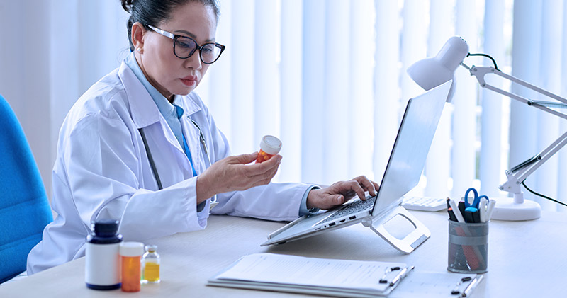 receita amarela medica olhando remedios