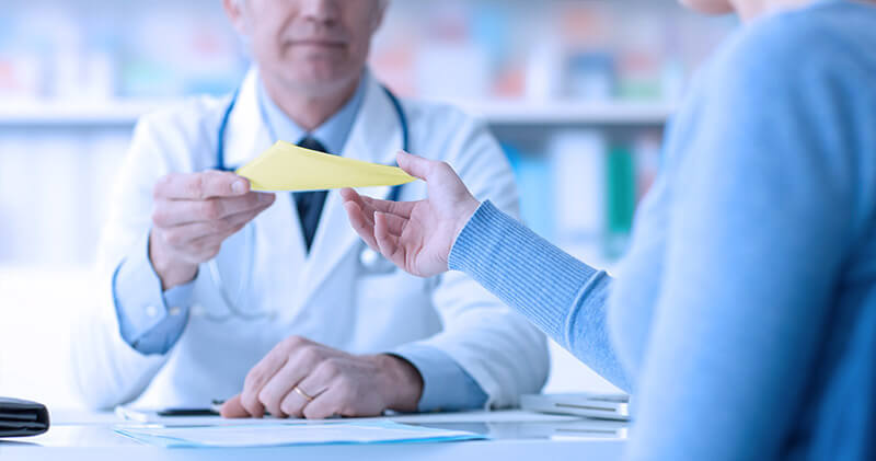 receita amarela medico receitando paciente
