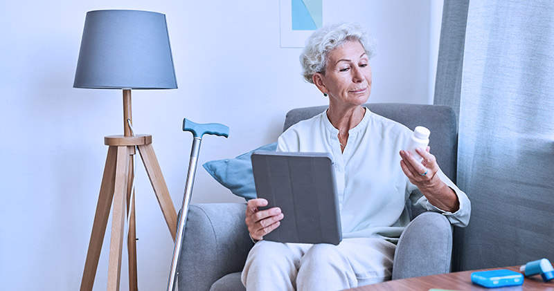 receita amarela paciente segurando remedio