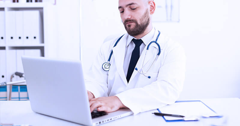 sindrome do jaleco branco medico no computador