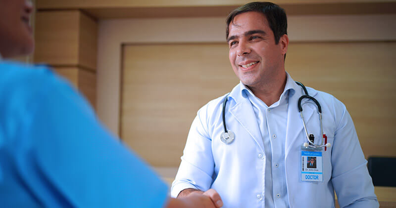 sindrome do jaleco branco profissionais sorrindo no apertodo de mao