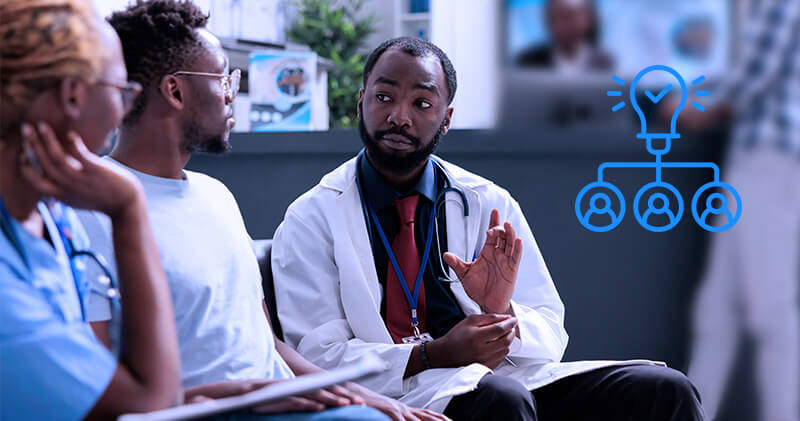 sistemas de informacao em saude pessoas conversando na recepcao