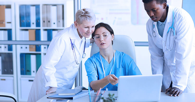 sistemas de informacao em saude profissionais olhando computador