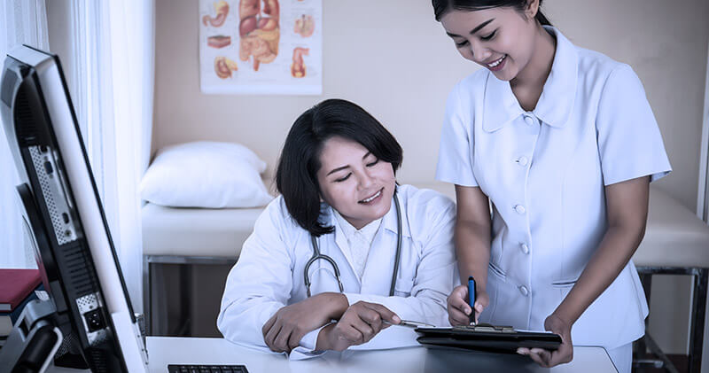 Conheça a telerradiologia e 5 serviços úteis da Telemedicina! 7 telerradiologia profissionais conversando