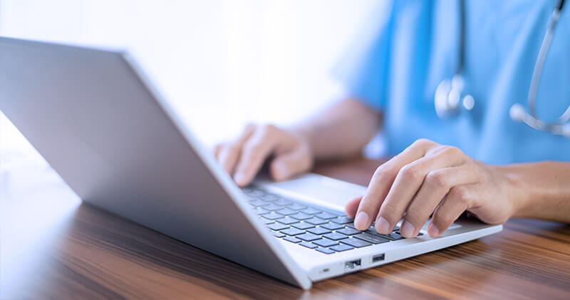 tipos de clinicas medico usando notebook