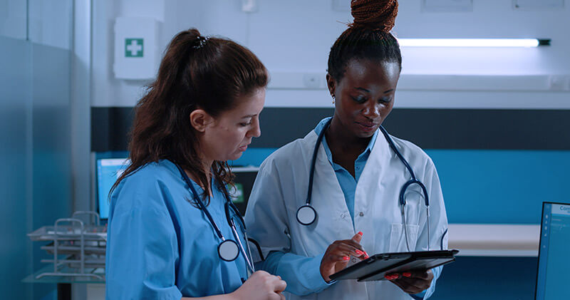 atendimento medico profissionais conversando
