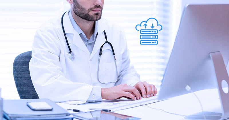 auditoria em saude medico pesquisando na internet