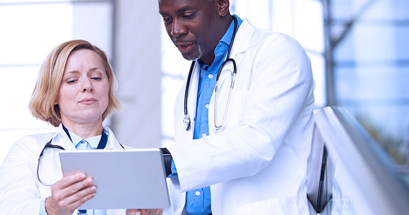 auditoria em saude medicos dialogando