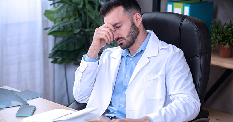 cansaco mental medico cansado