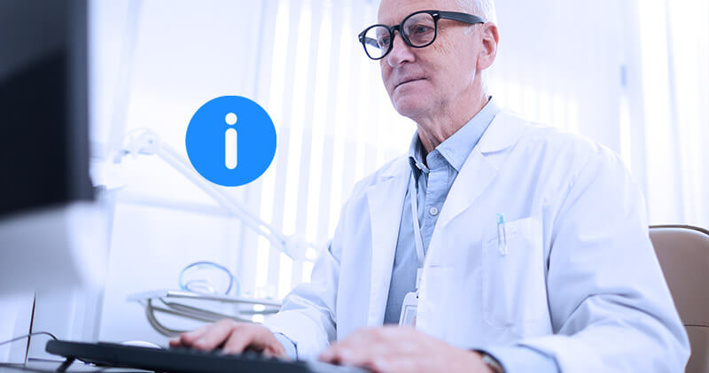 cansaco mental medico mexendo no computador