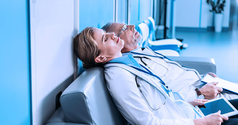 cansaco mental medicos deitados com fadiga