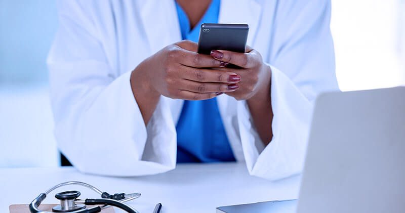 conhecimento na area da saude medica mexendo no celular