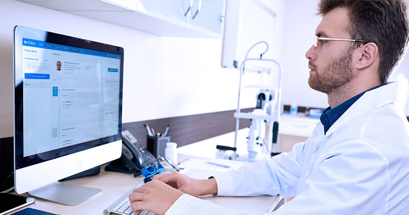 ferramentas de medico medico mexendo no computador