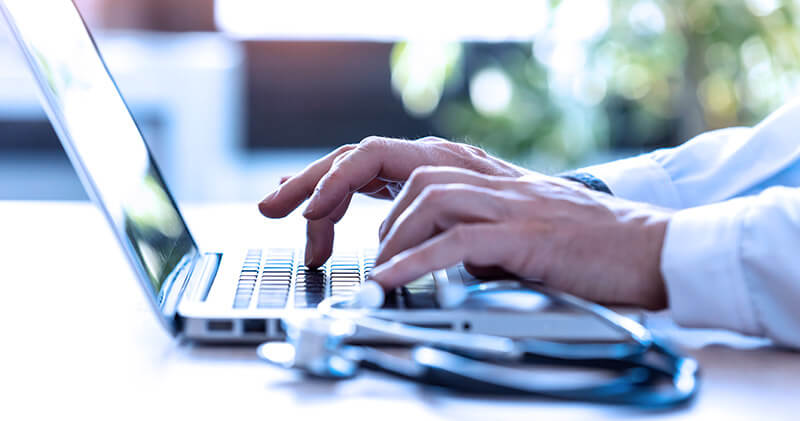 interoperabilidade na saude medico fazendo pesquisa