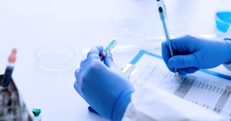 O que diz a lei para entrega de exames médicos? 9 lei para entrega de exames maos medicas com luva