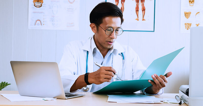 organizador de prontuarios medico analisando documentos do paciente