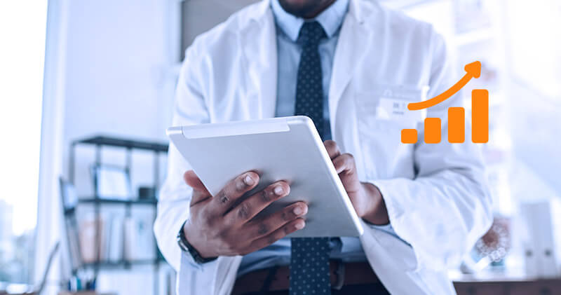 principio de pareto medico com tablet na mao