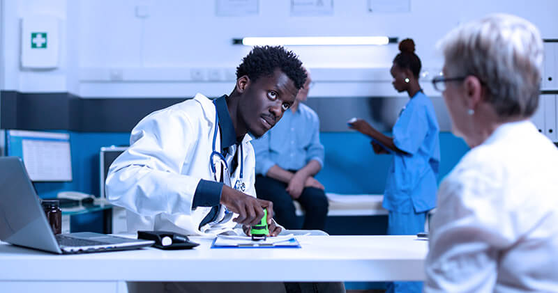 Quando pode ser feita uma receita sem carimbo? 4 receita sem carimbo profissionais conversando