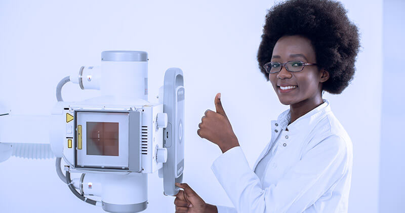 ris medica manuseando equipamento