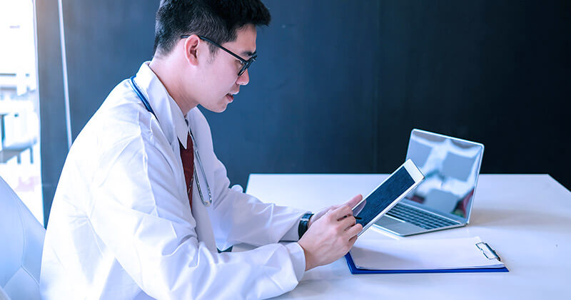 seguranca da informacao medico sentado