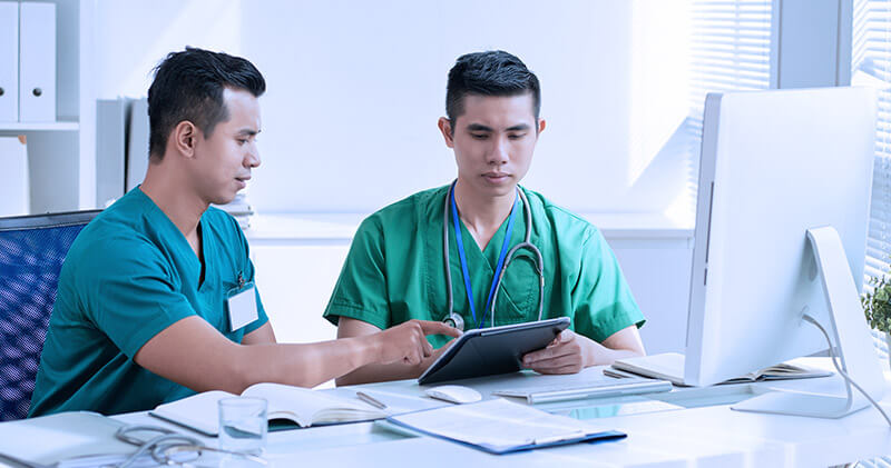 seguranca da informacao medicos conversando