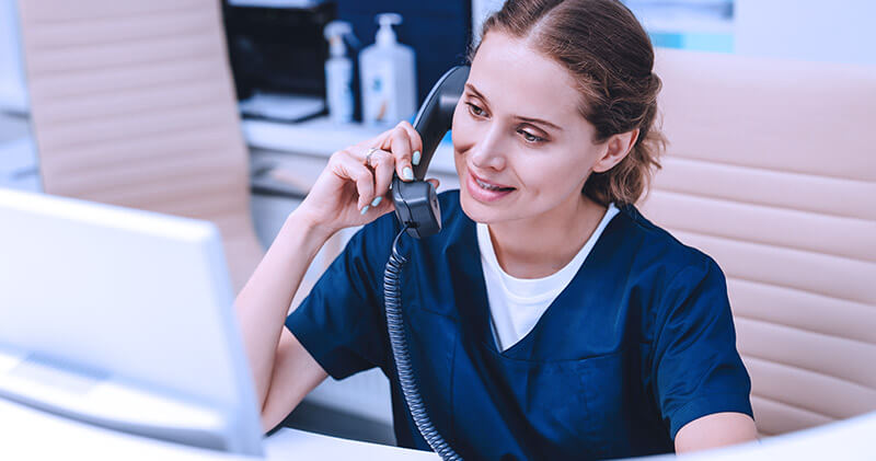 tarefas de uma recepcionista profissional no telefone