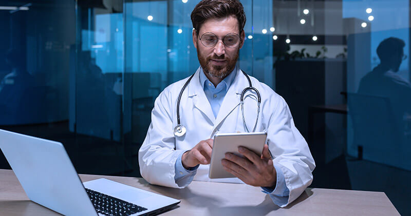 arquivo medico medico com tablet na mao