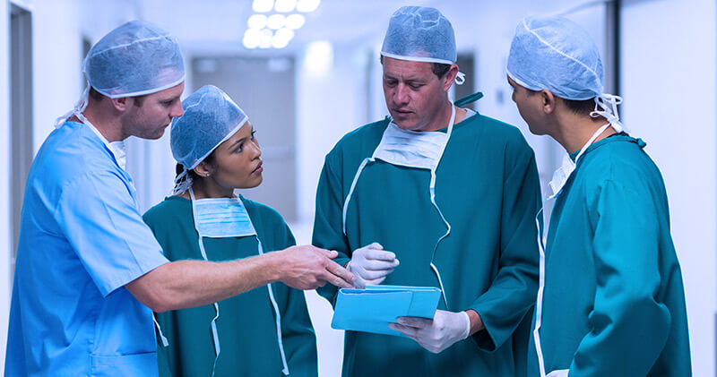 arquivo medico profissionais analisando documento