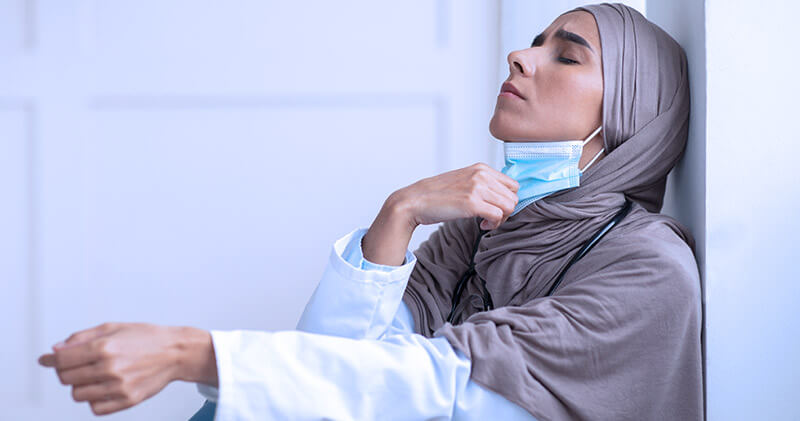 burnout medico medica com cabeca encostada